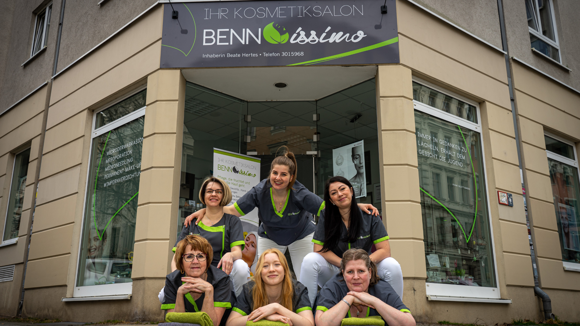Teamfoto von den Bennissimos vor dem Salon