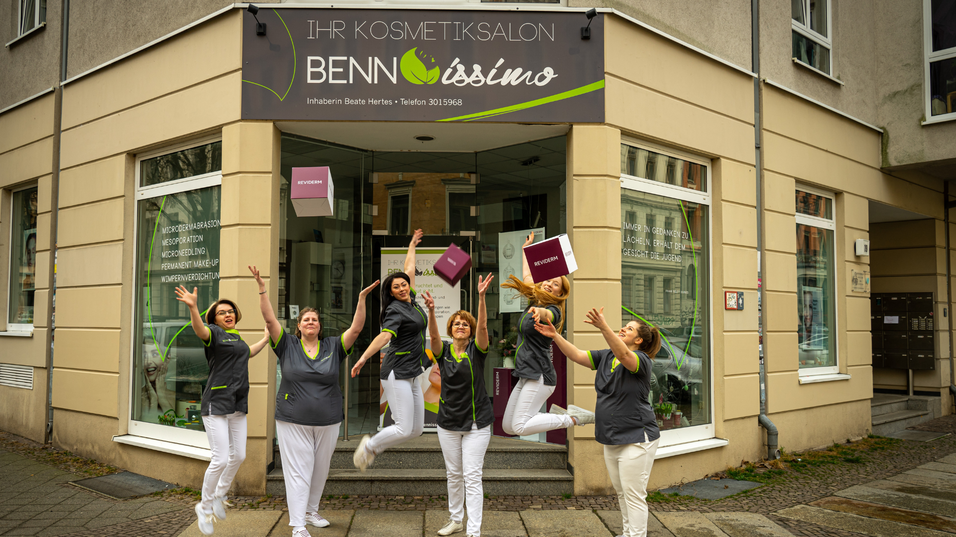 3 Die Bennissimos springen vor dem Salon in die Luft