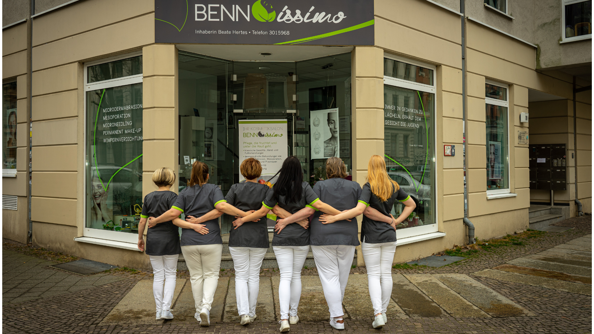 4 die Bennissimos laufen in einer Reihe mit Armen verschränkt in Richtung Salon