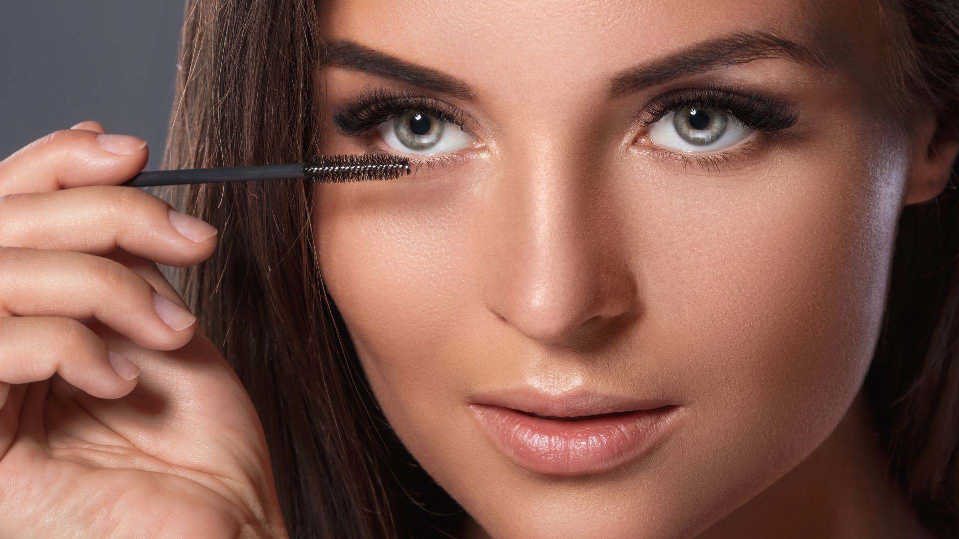 45 Frau kämmt sich die Wimpern mit einer Wimpernbürste