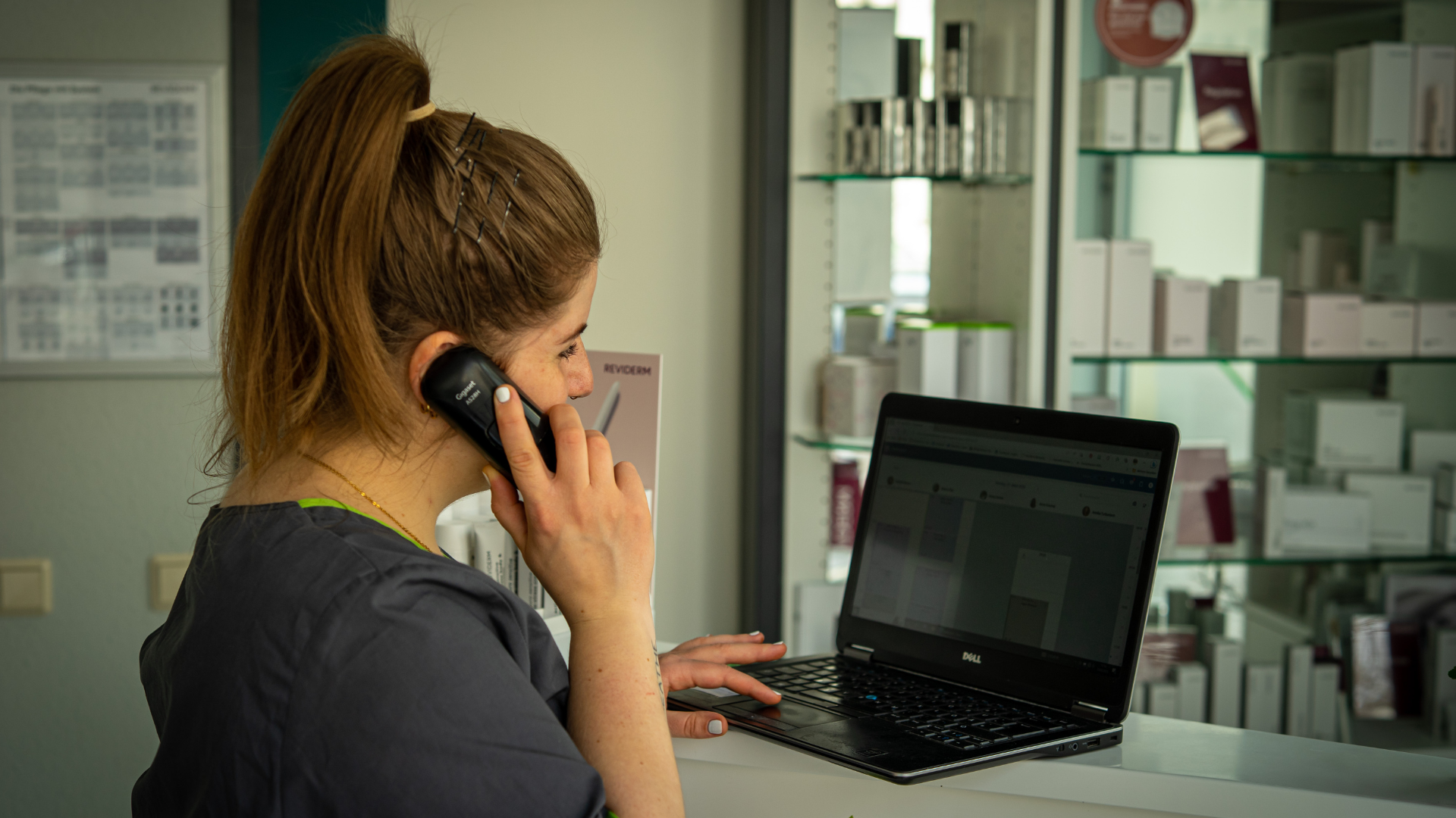 49 Eine Kosmetikerin am Telefon bei der Terminvergabe