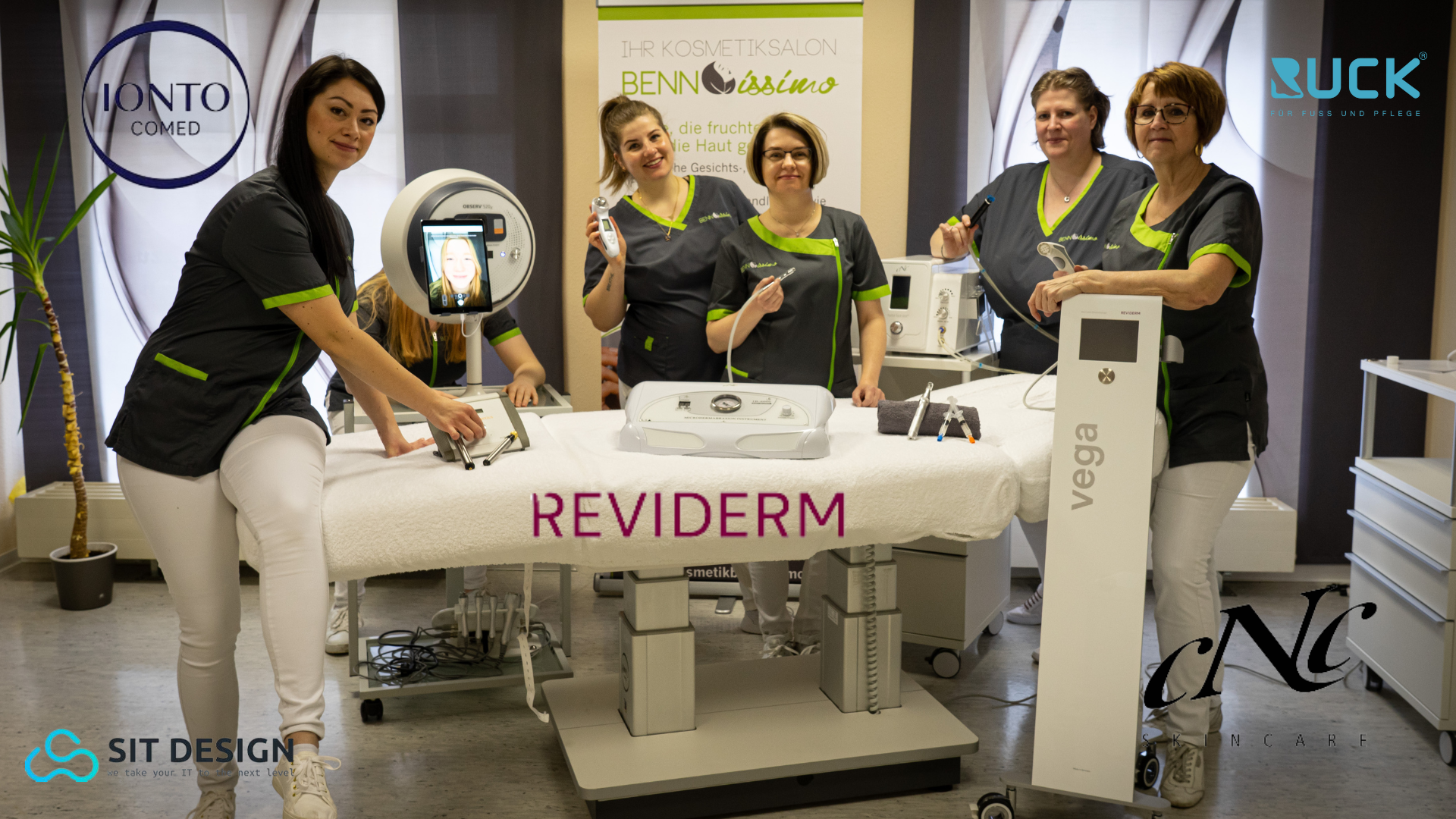 Das Bennissimo-Team mit allen Kosmetikgeräten und deren Firmenlogos