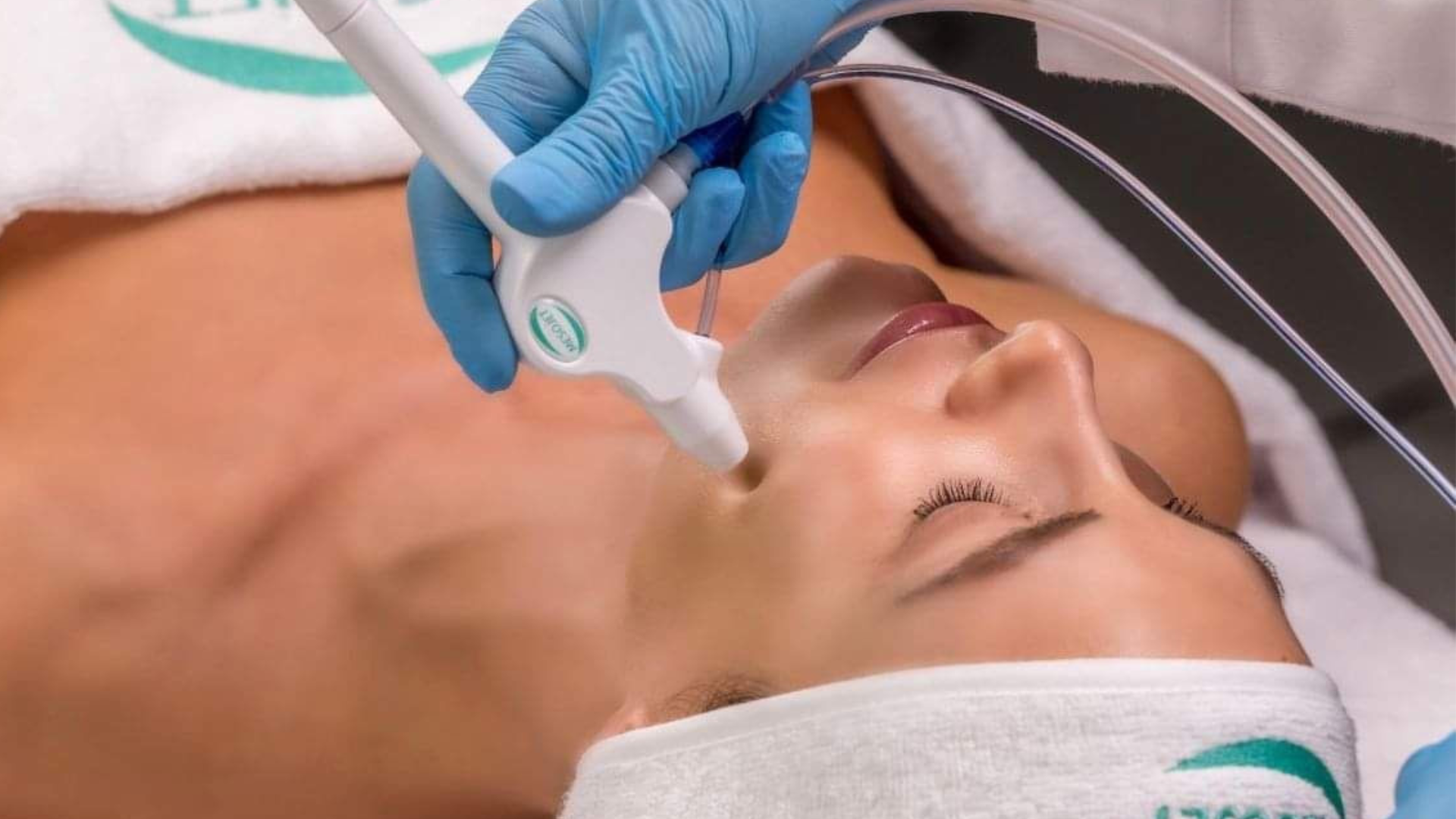 57 Die Kundin wird mit dem Mesojet behandelt