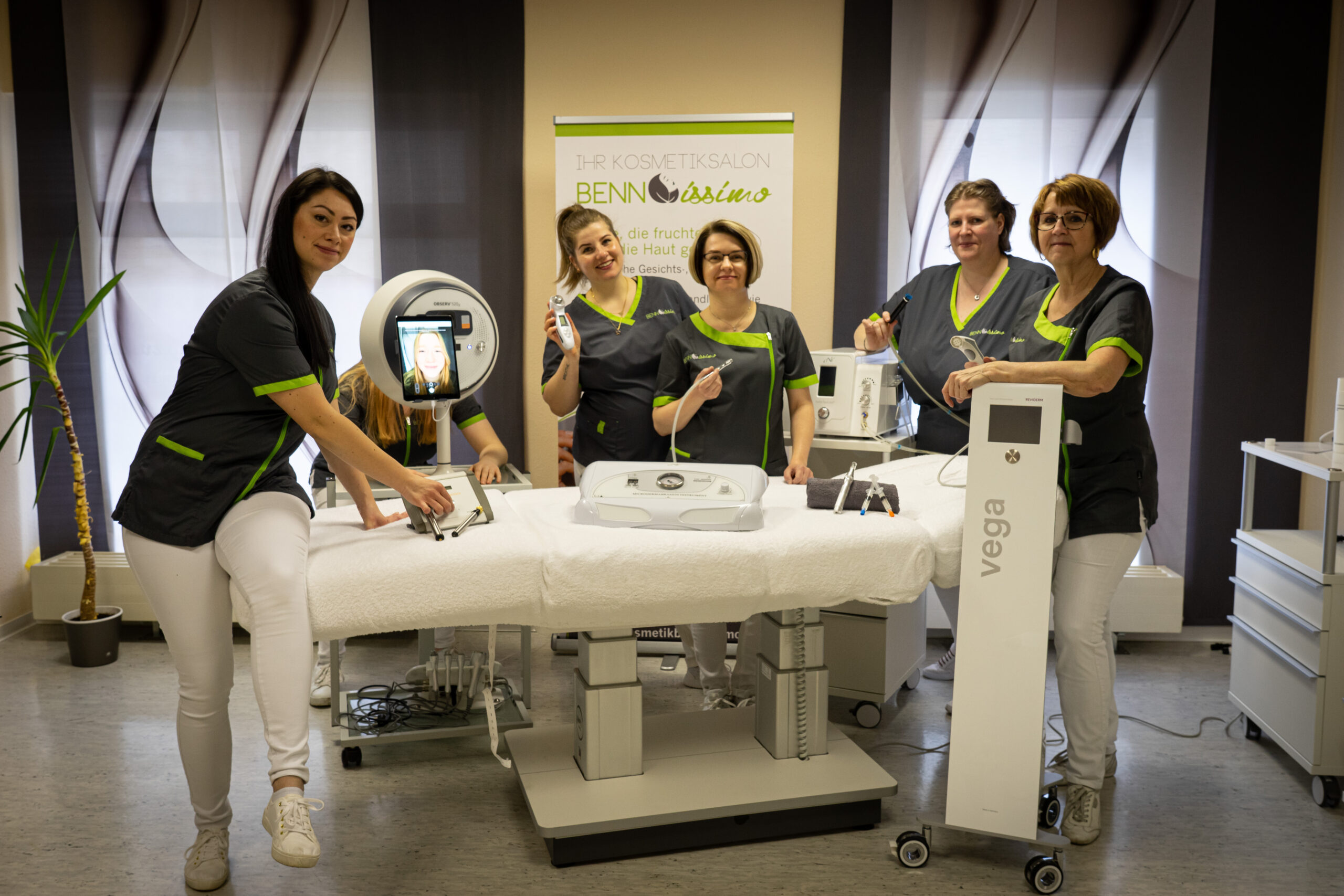 _DSC5325 Das Bennissimo-Team mit allen Kosmetikgeräten