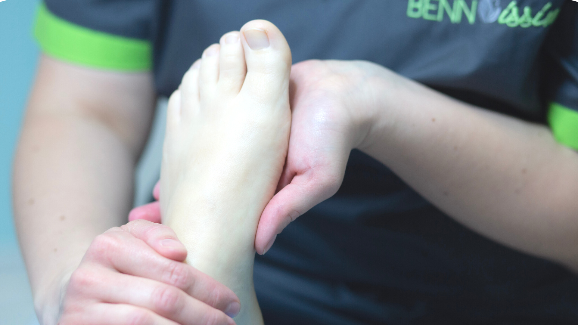 Der Fuß einer Kundin wird eingecremt