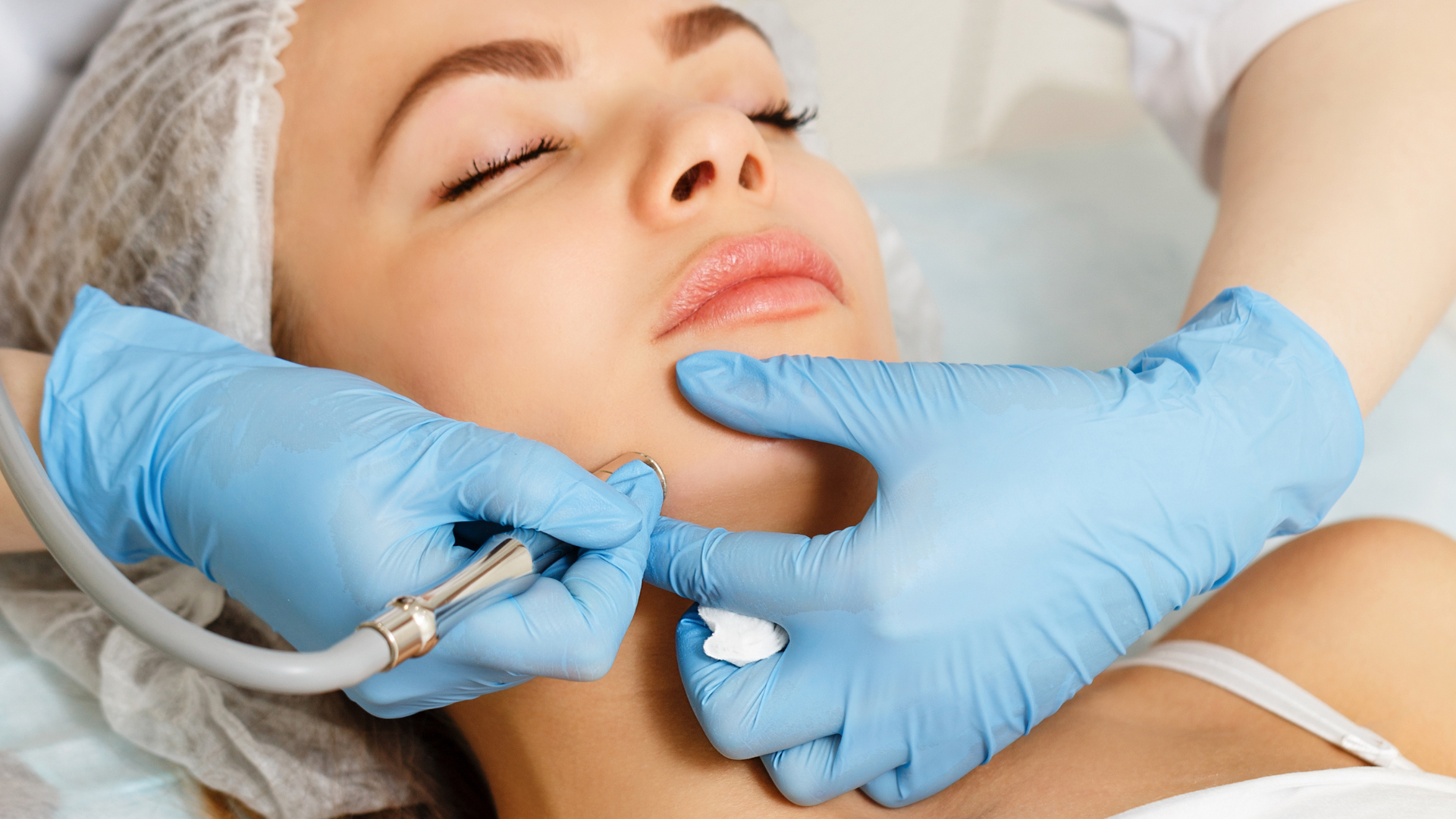 Kundin bekommt eine Mikrodermabrasion